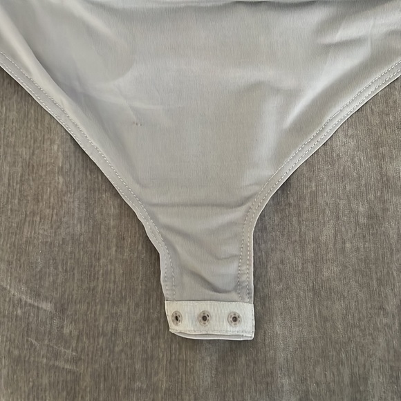 Boo Hoo Silver/Gray Sequined Faux Wrap Plunge Neck Strappy Bodysuit Small NWT - Picture 4 of 6